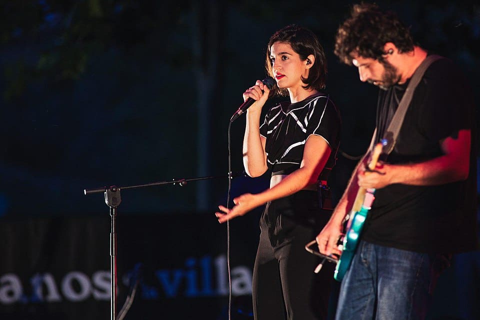 Maria_Arnal_i_Marcel_Bages_hacen_memoria_con_la_musica_para_mas_de_tres_mil_personas_